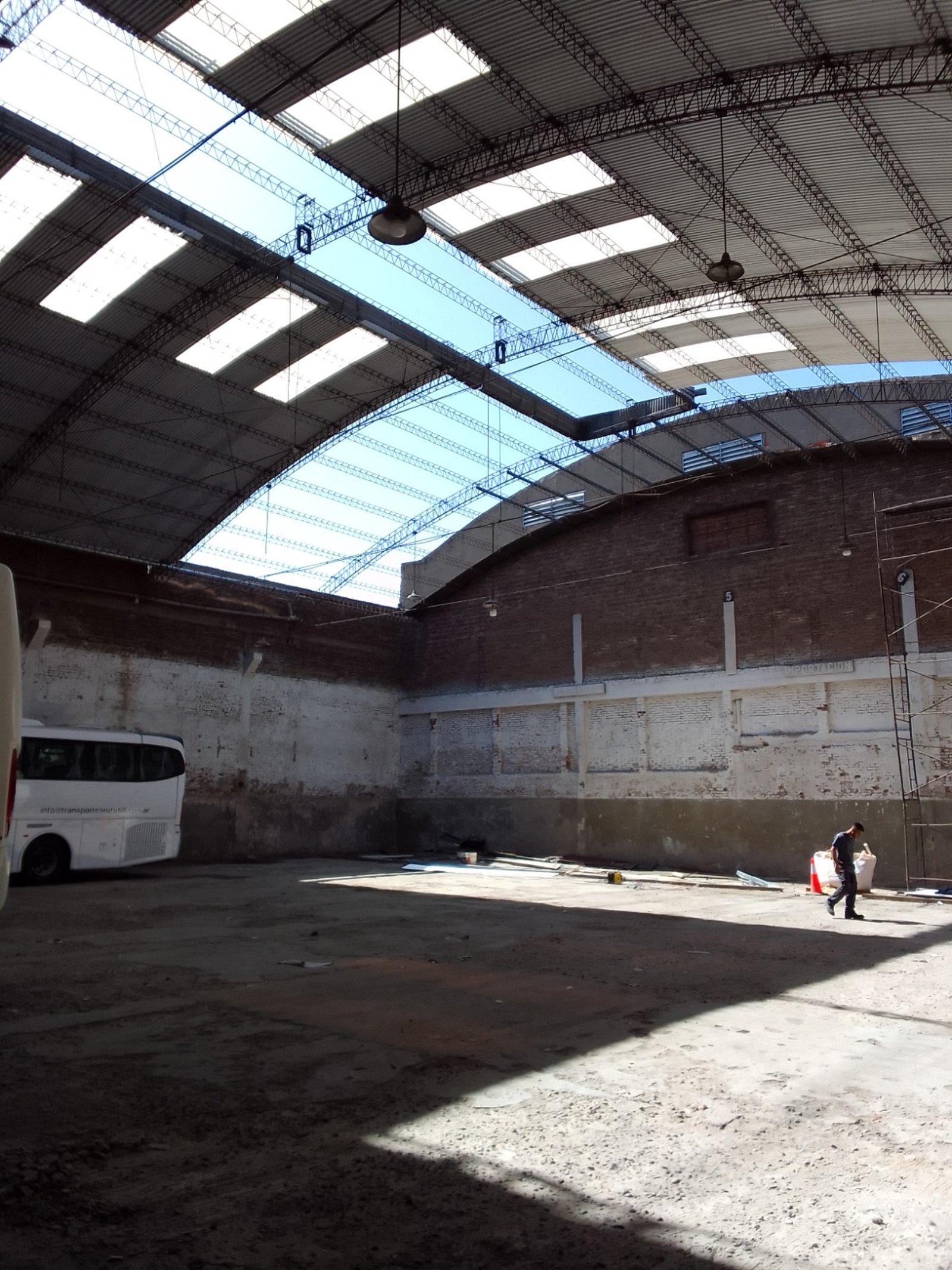 Interior industrial de obra con techo de metal y claraboyas — proyecto Galpon en Avellaneda, por Arquitecto Guido Niccoli, en Avellaneda